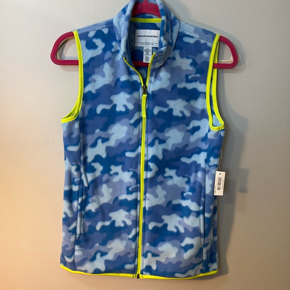 NWT  Amazon brand fleece vest size XXL boys or girls.